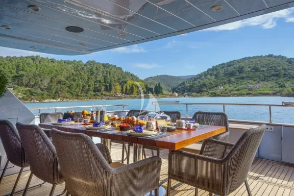 PHANTOM alfresco breakfast bliss