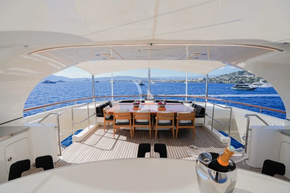 DECK DINING AFT
