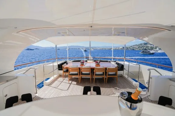 DECK DINING AFT