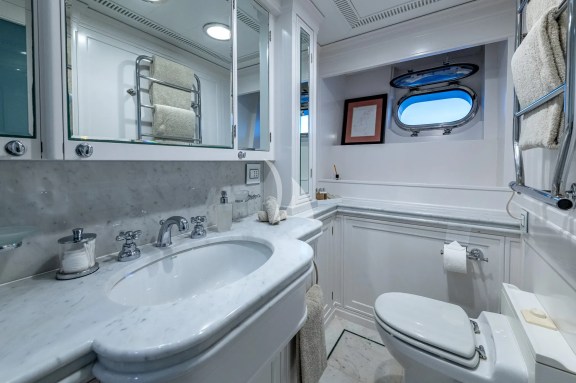 Double cabin en suite bathroom
