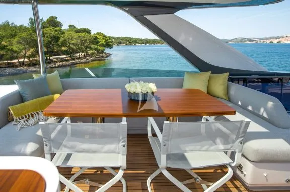 PREWI flybridge dinig table