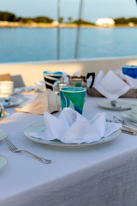 Flybridge dining table details