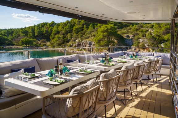 Upper Deck Dining