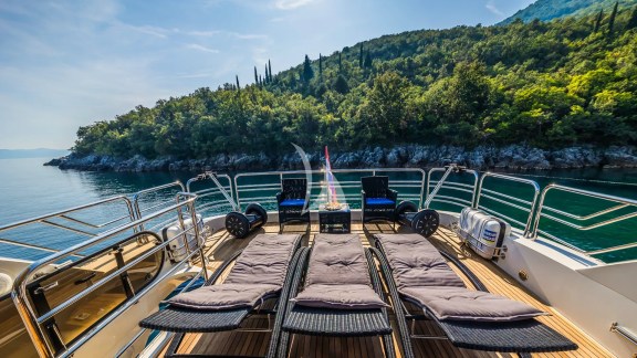 Flybridge aft