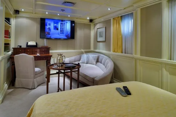 Guest cabin