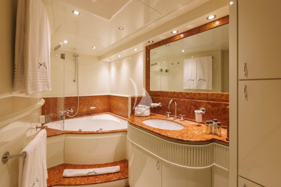 Owner bathroom with jacuzzi