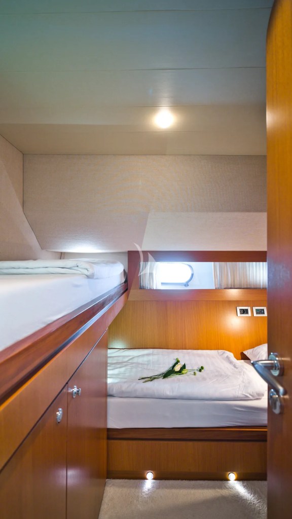 Twin cabin, L shaped