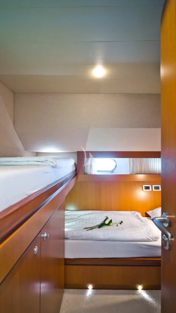 Twin cabin, L shaped