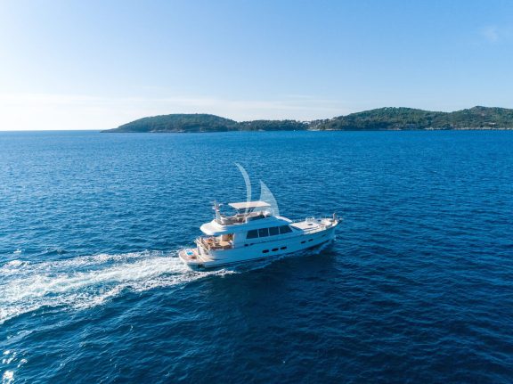 CLOUD 9 Starboard side while cruising