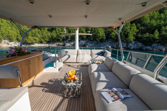 CLOUD 9 Sitting area at the flybridge