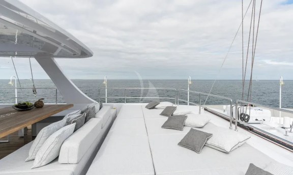 Sun beds flybridge