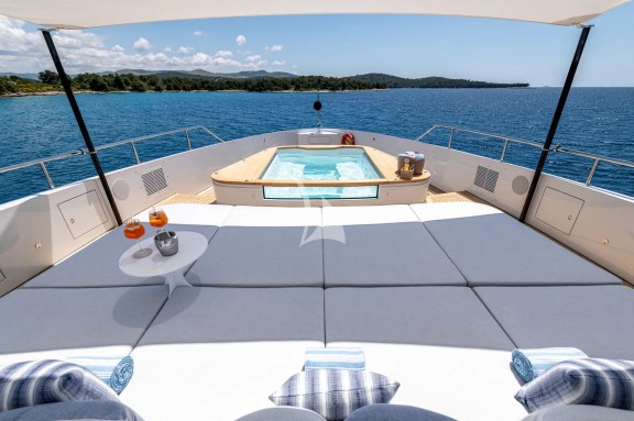 Forward sitting area