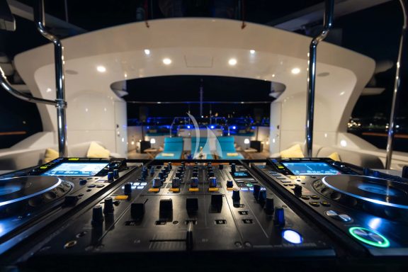 Upper deck dj setting