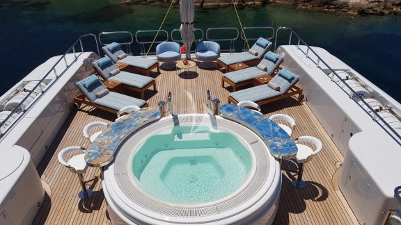 Sundeck Jacuzzi
