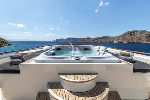 JACUZZI SUNDECK