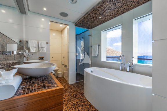 MASTER ENSUITE