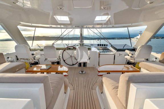 Flybridge cockpit