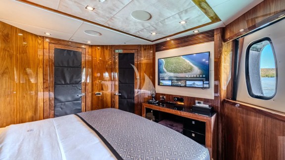 Arago Double Cabin Porthole view