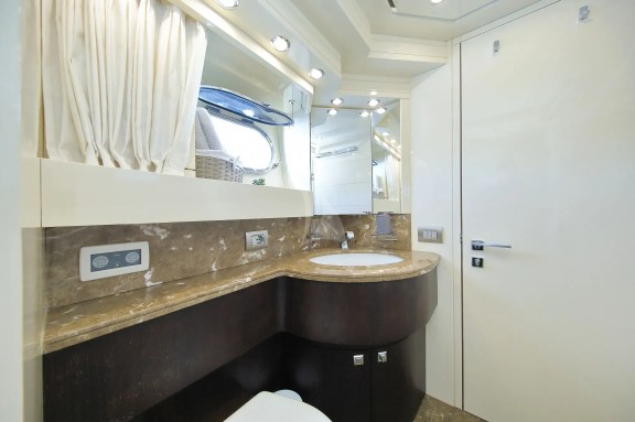 HOPE I twin bathroom
