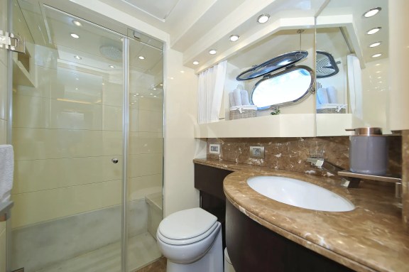 HOPE I master cabin bathroom