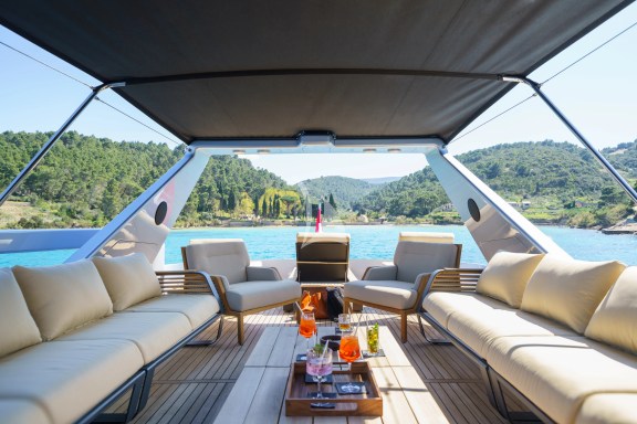 PHANTOM flybridge lounge escape