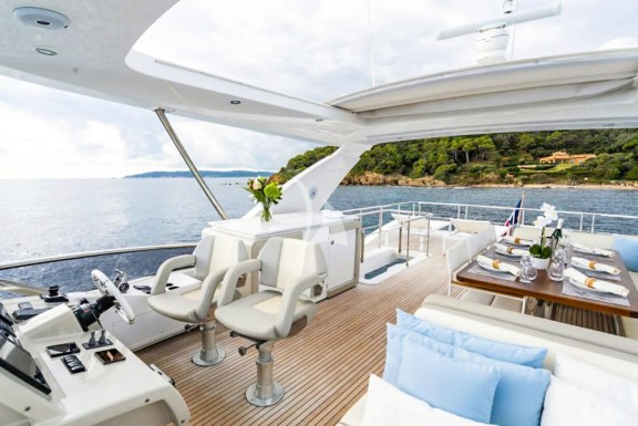MINEIRA flybridge dining area