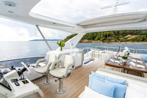 MINEIRA flybridge dining area