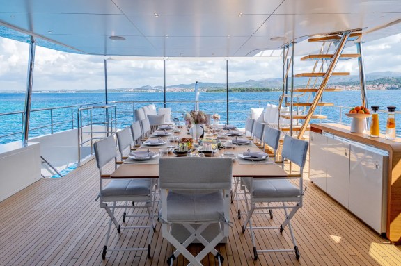 Upper deck dining for up to 10 guests