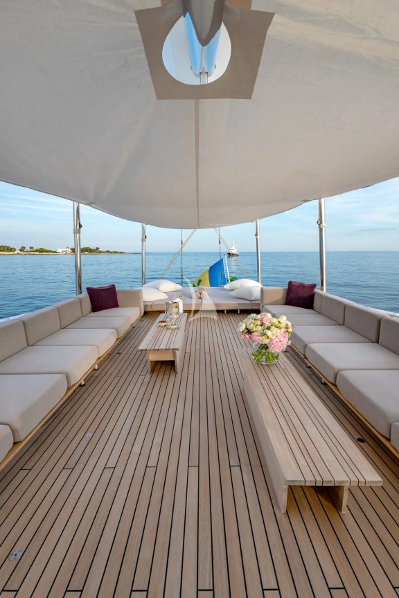Flybridge aft deck