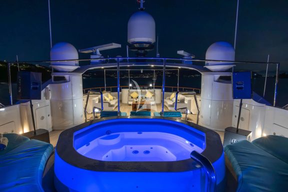 Upper deck jacuzzi