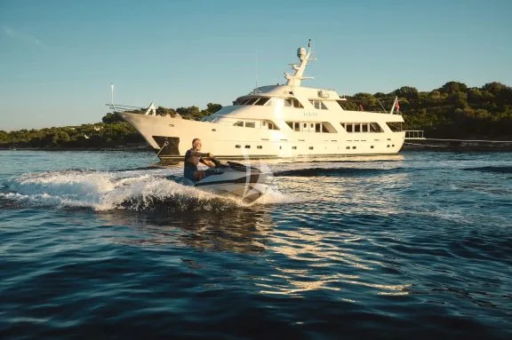 Exterior jet ski