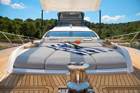 M-Y Aglaya Bow Sunbeds