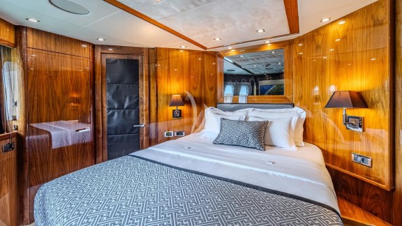 Arago Double Cabin View