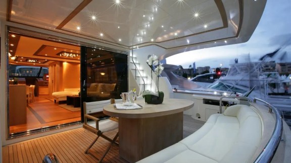stern dining area- sistership