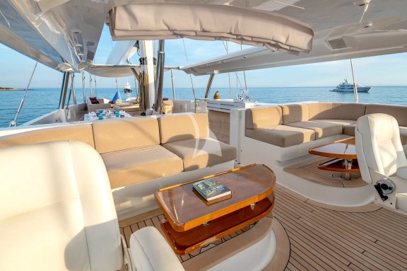Flybridge cockpit