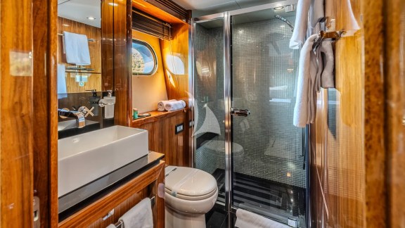Arago Twin Bathroom