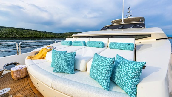 Bow view sunbeds