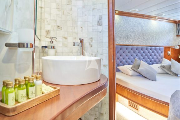 Image of LOTUS yacht #15