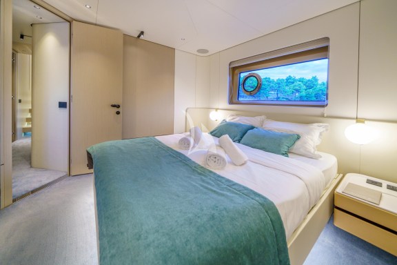 2x VIP cabins