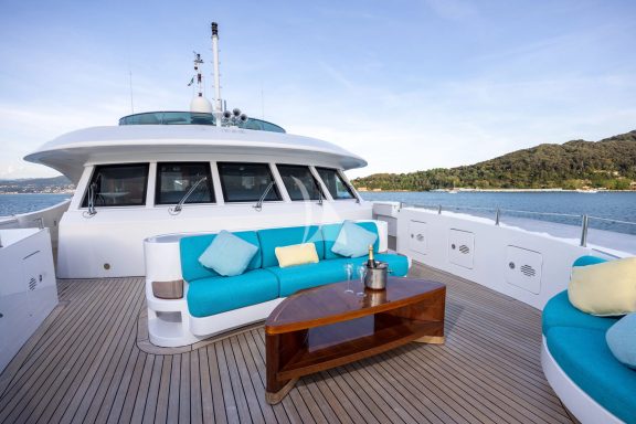Upper deck forward