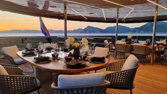 Image of BLACK SWAN yacht #52