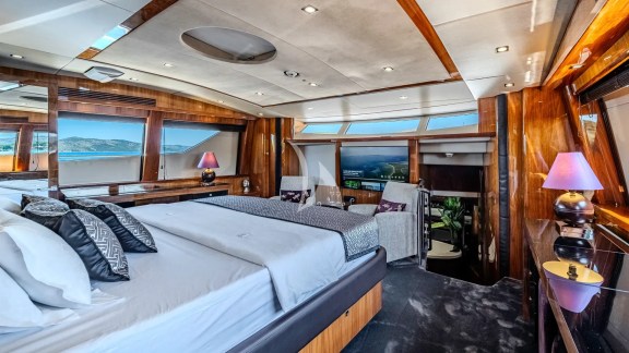 Arago Master Cabin