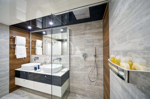 Mid King Ensuite