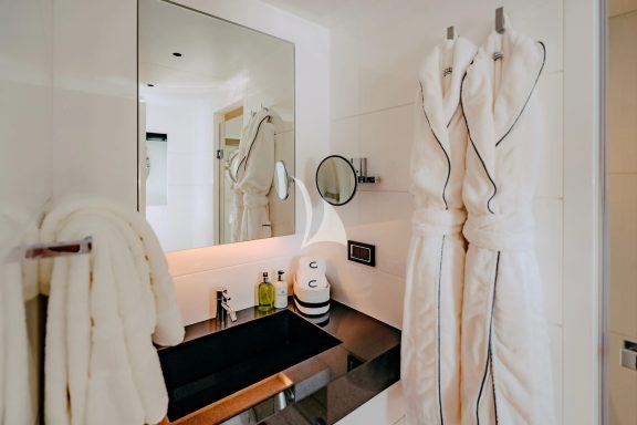 Carmen's Twin Cabin Bathroom