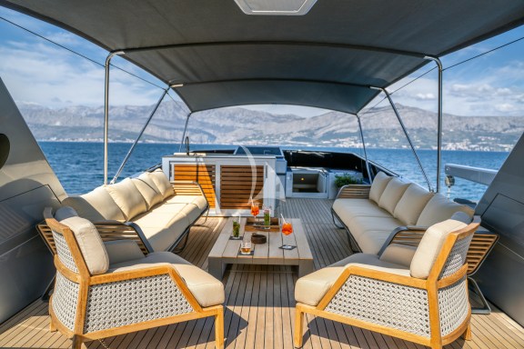 PHANTOM panoramic flybridge outlook
