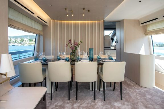 PREWI salon dining table