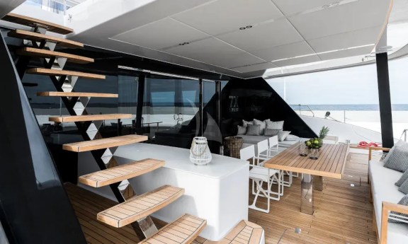 Aft deck leading to the flybridge