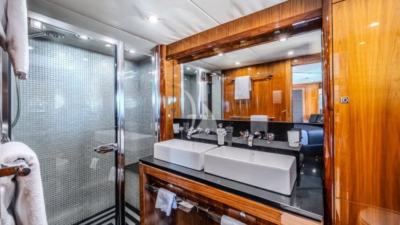 Arago Double Cabin Bathroom