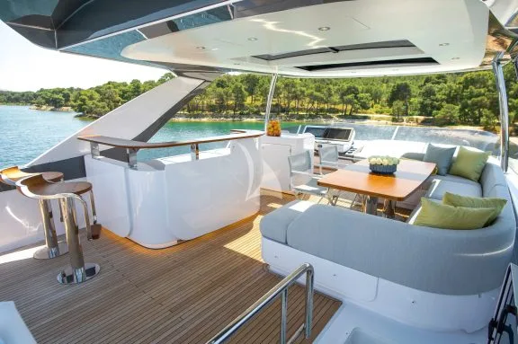 PREWI flybridge dining area