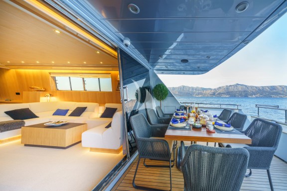 PHANTOM sunrise dining on deck